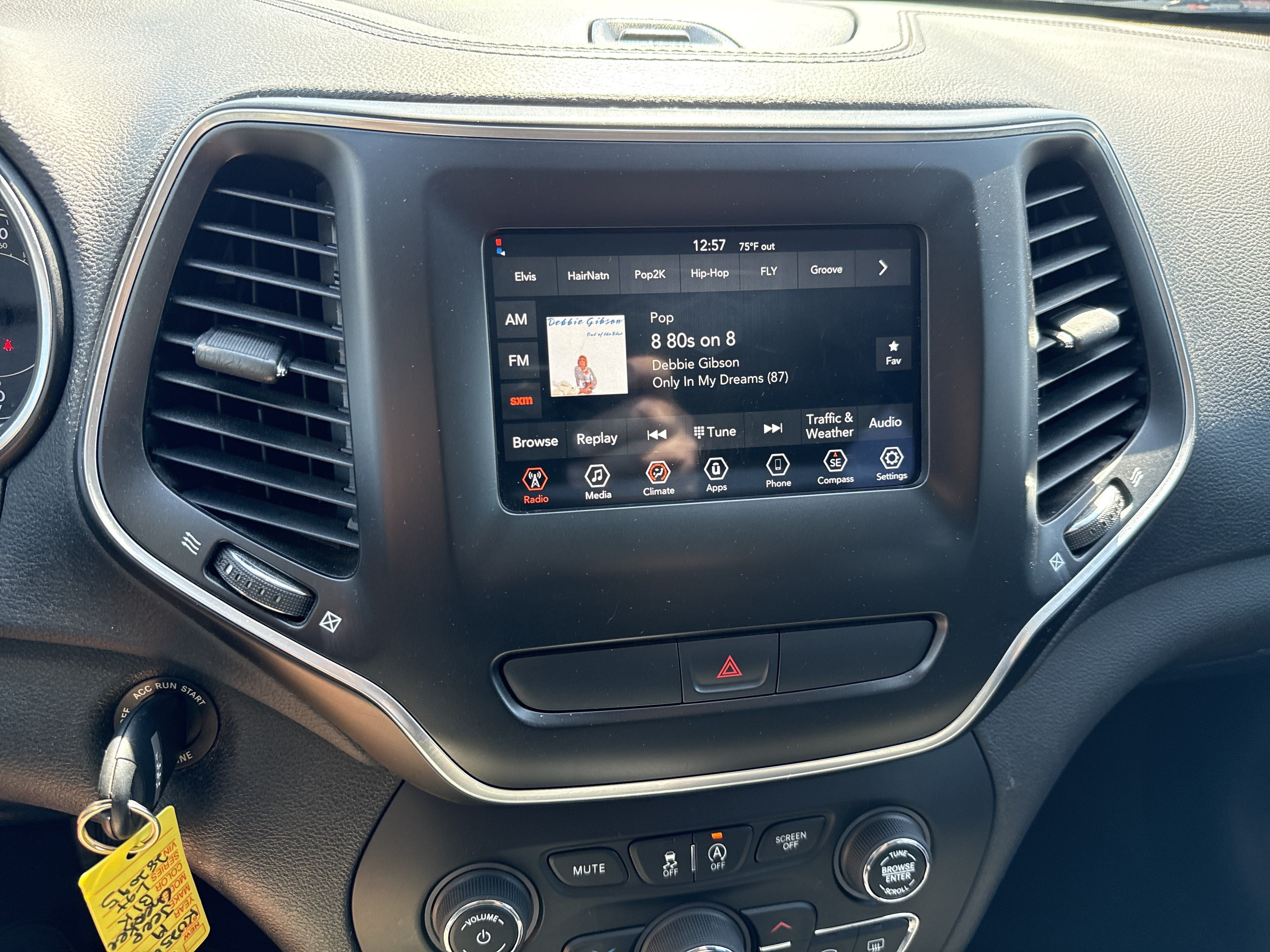 Used 2019 Jeep Cherokee Latitude w/ Popular Appearance Group AWD/4WD image 24