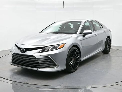 Used 2022 Toyota Camry LE image 3