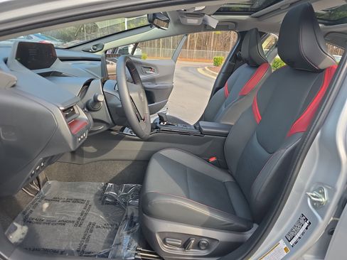 Used 2025 Toyota Prius Plug-In Hybrid image 16