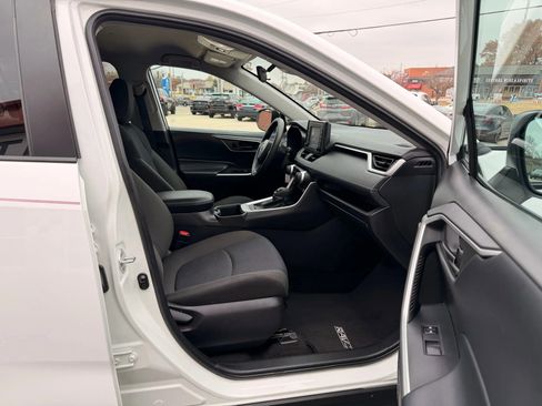 Used 2022 Toyota RAV4 LE w/ Carpet Mat Package (TMS) image 27