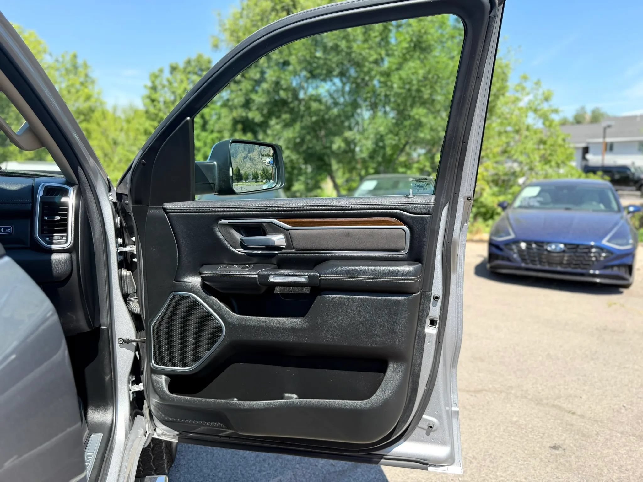 Used 2021 RAM 1500 Laramie AWD/4WD image 9