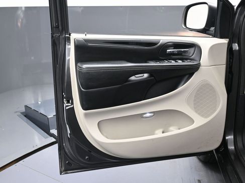 Used 2017 Dodge Grand Caravan SE image 34