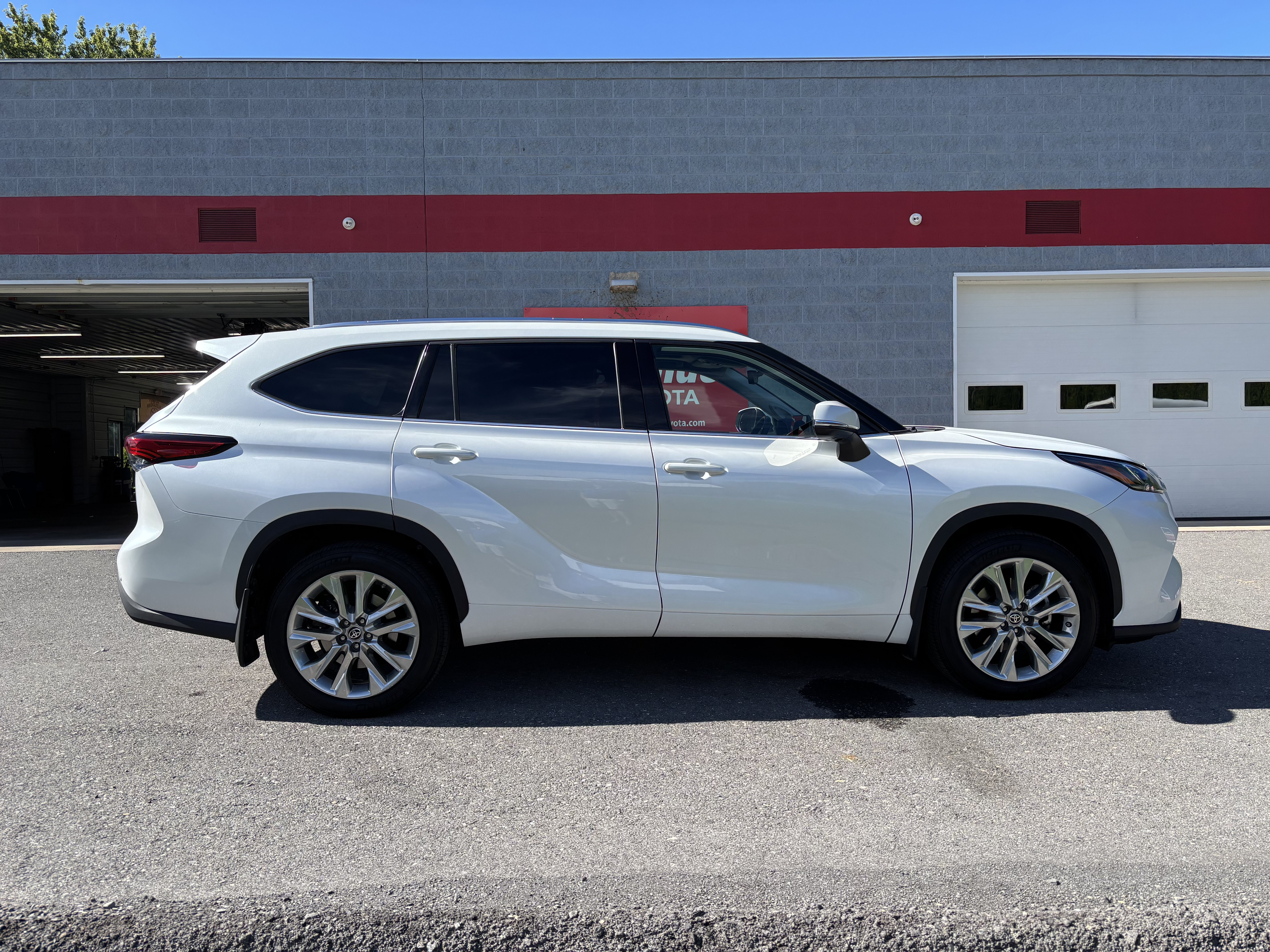 Used 2022 Toyota Highlander Limited AWD/4WD image 2