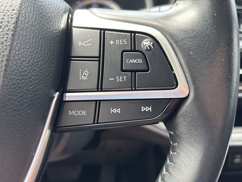 Used 2022 Toyota Highlander XSE FWD image 21