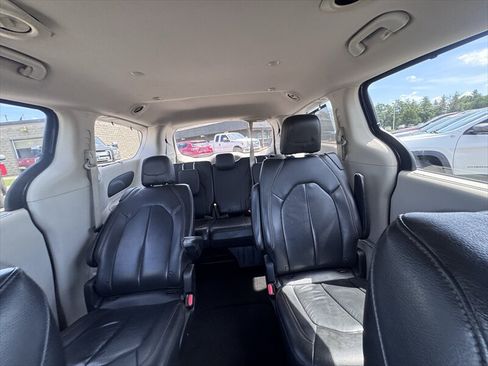 Used 2018 Chrysler Pacifica Touring-L FWD image 11