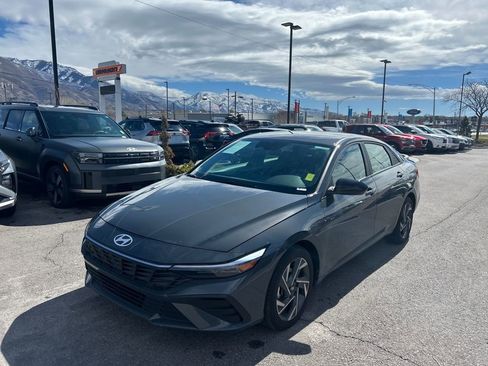 Used 2025 Hyundai Elantra Sport image 1