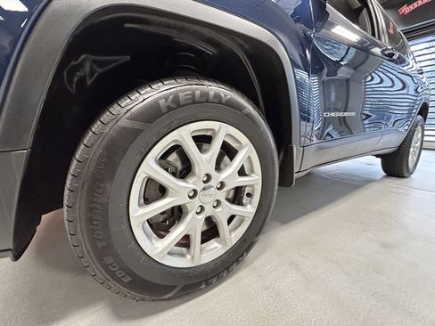 Used 2018 Jeep Cherokee Latitude Plus w/ Comfort/Convenience Group AWD/4WD image 17