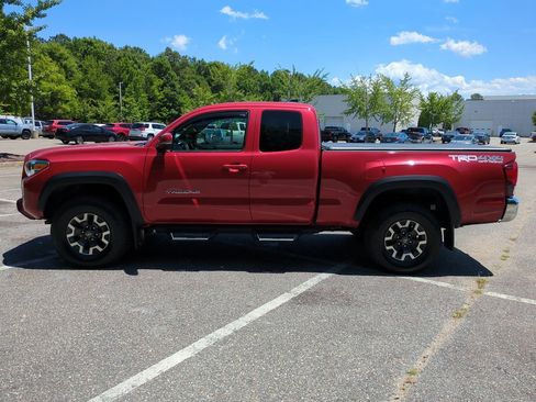 Used 2018 Toyota Tacoma TRD Off-Road AWD/4WD image 7