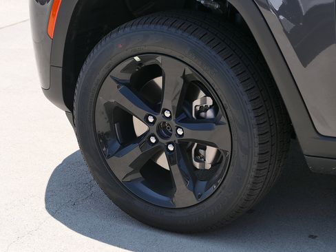 New 2026 Jeep Grand Cherokee L Limited w/ Limited Altitude Package AWD/4WD image 7