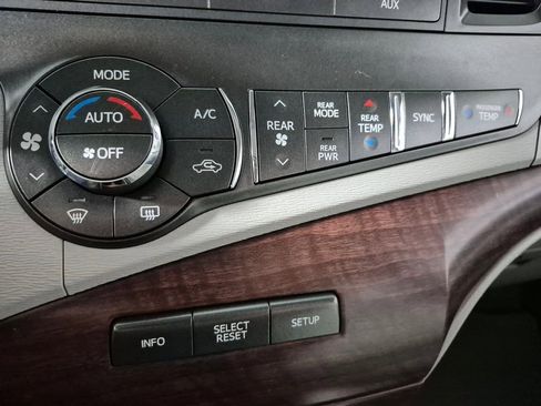 Used 2013 Toyota Sienna XLE image 28