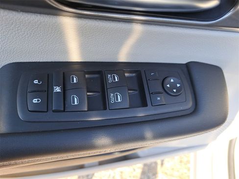 Used 2024 Chrysler Pacifica Touring-L image 27