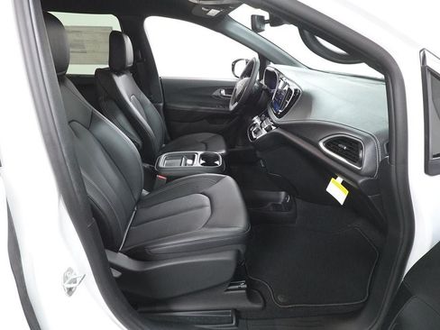 New 2027 Chrysler Pacifica Select FWD image 28