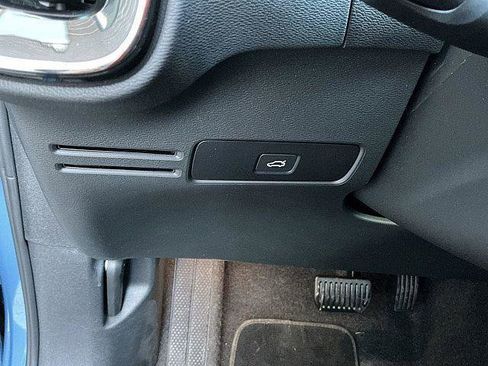 Certified 2025 Volvo XC40 B5 Plus AWD/4WD image 22
