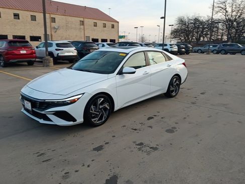 Used 2025 Hyundai Elantra SEL image 1