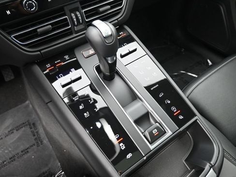 Certified 2025 Porsche Macan GTS AWD/4WD image 24