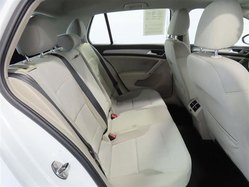 Used 2016 Volkswagen Golf S image 31