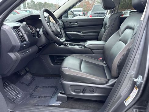 Used 2025 Nissan Pathfinder SL w/ SL Premium Package image 10