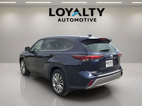 Used 2024 Toyota Highlander Platinum image 3