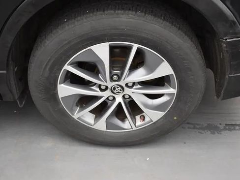 Used 2017 Toyota RAV4 XLE AWD/4WD image 36