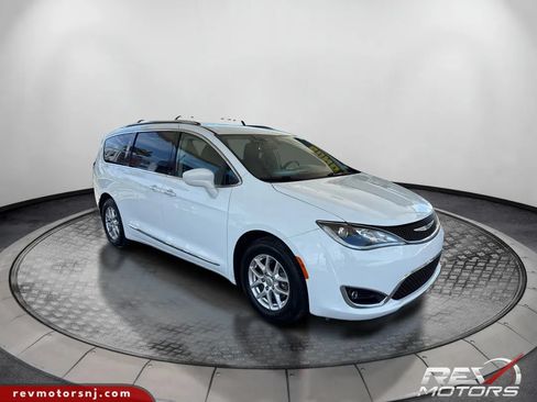 Used 2020 Chrysler Pacifica Touring-L FWD image 7