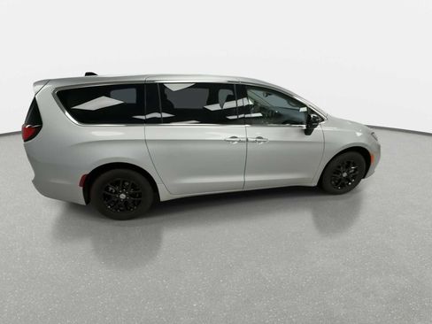 Used 2024 Chrysler Pacifica Touring-L image 9