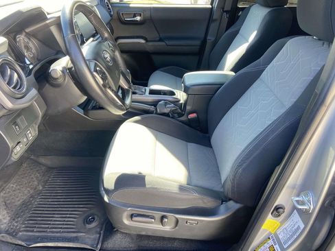 Used 2022 Toyota Tacoma TRD Sport w/ Technology Package AWD/4WD image 18