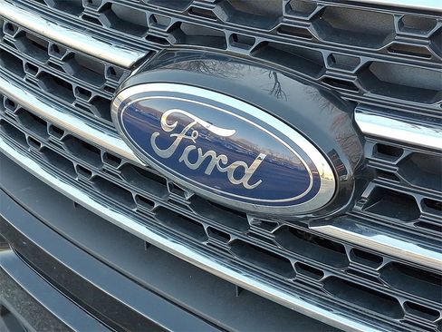 Used 2023 Ford Explorer XLT image 4