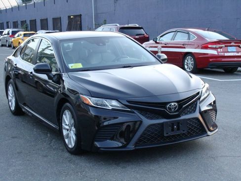 Used 2018 Toyota Camry SE FWD image 4