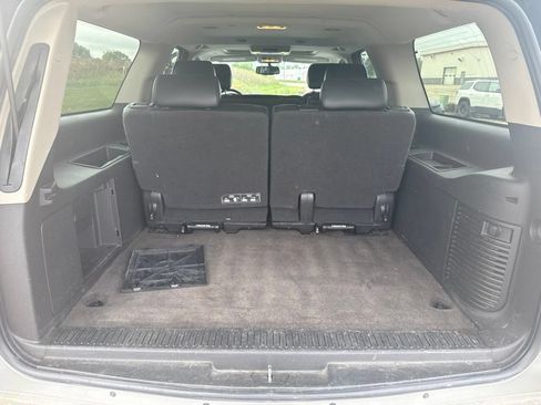 Used 2011 GMC Yukon XL SLT w/ SLT-2 Equipment Package AWD/4WD image 9