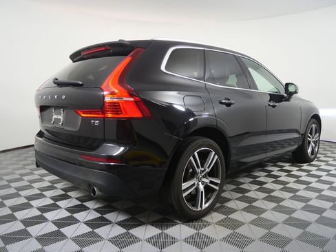 Used 2021 Volvo XC60 T5 Momentum image 3