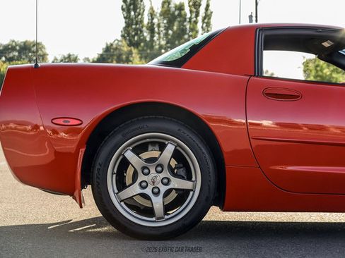 Used 2000 Chevrolet Corvette Coupe w/ Lighting Pkg RWD image 10