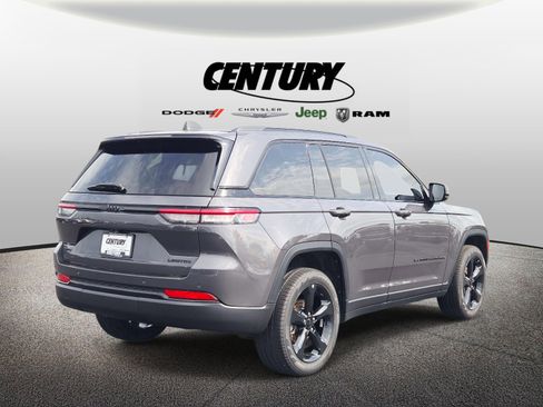 Used 2024 Jeep Grand Cherokee Limited w/ Black Appearance Package image 4