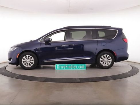 Used 2017 Chrysler Pacifica Touring-L FWD image 9