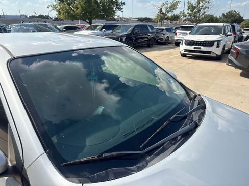 Used 2019 Nissan Versa SV FWD image 7