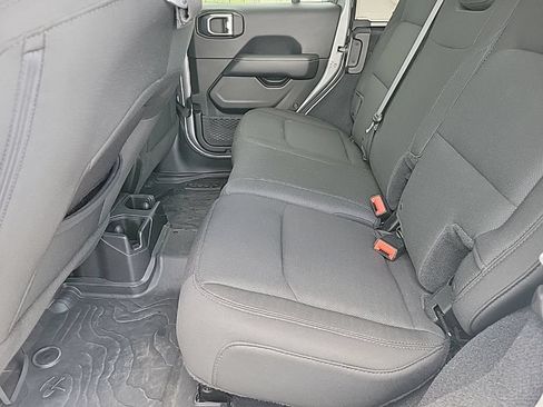 Used 2018 Jeep Wrangler Unlimited Sahara AWD/4WD image 15