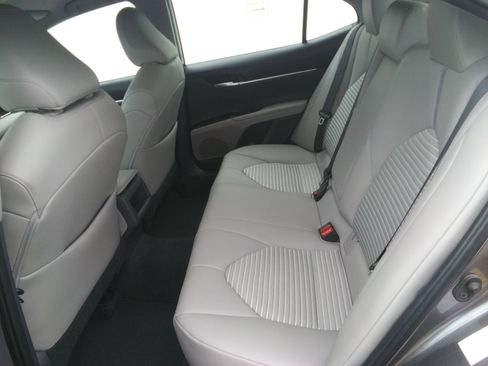 Used 2018 Toyota Camry SE image 9