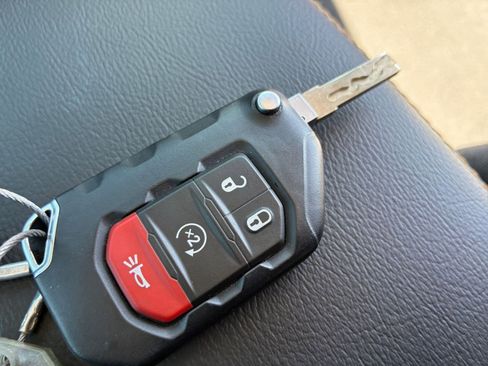 Used 2025 Jeep Wrangler Unlimited Sahara AWD/4WD image 23