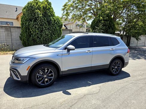 Used 2022 Volkswagen Tiguan SE image 2