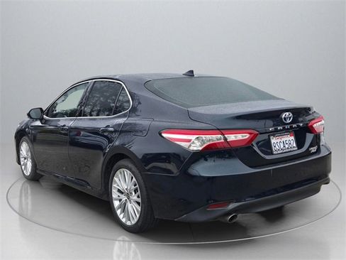 Used 2020 Toyota Camry XLE image 5