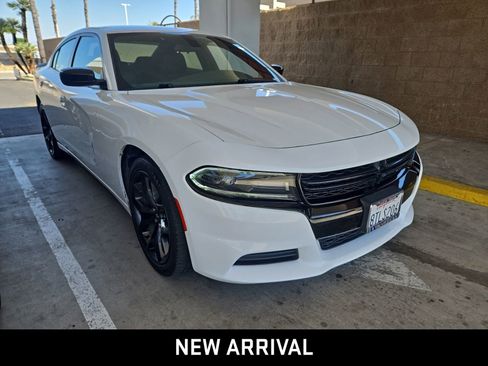 Used 2020 Dodge Charger SXT w/ Blacktop Package RWD image 2