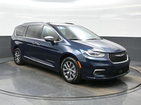 Used 2023 Chrysler Pacifica Pinnacle image 8