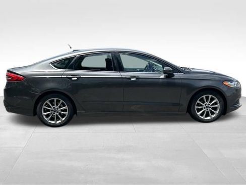 Used 2017 Ford Fusion SE w/ Fusion SE Technology Package FWD image 6