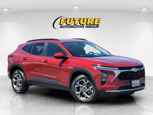 Used 2024 Chevrolet Trax LT w/ Driver Confidence Package FWD image 1