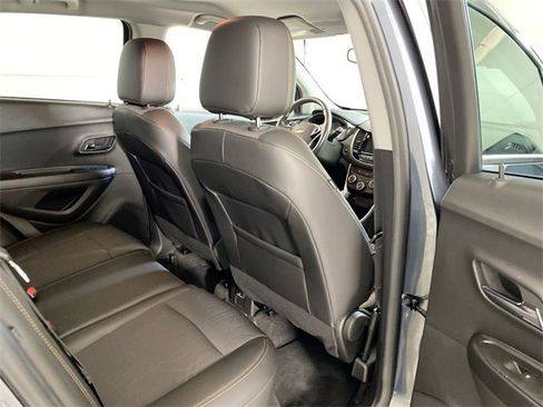 Used 2022 Chevrolet Trax LT w/ LT Convenience Package image 32