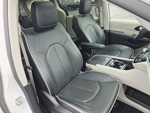 Used 2024 Chrysler Pacifica Limited FWD image 19