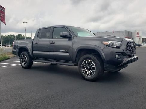 Used 2022 Toyota Tacoma TRD Sport AWD/4WD image 3