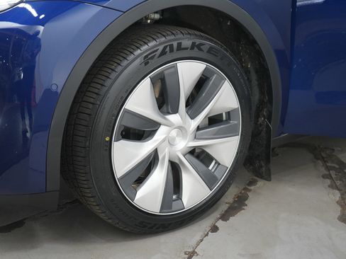 Used 2022 Tesla Model Y Long Range image 22