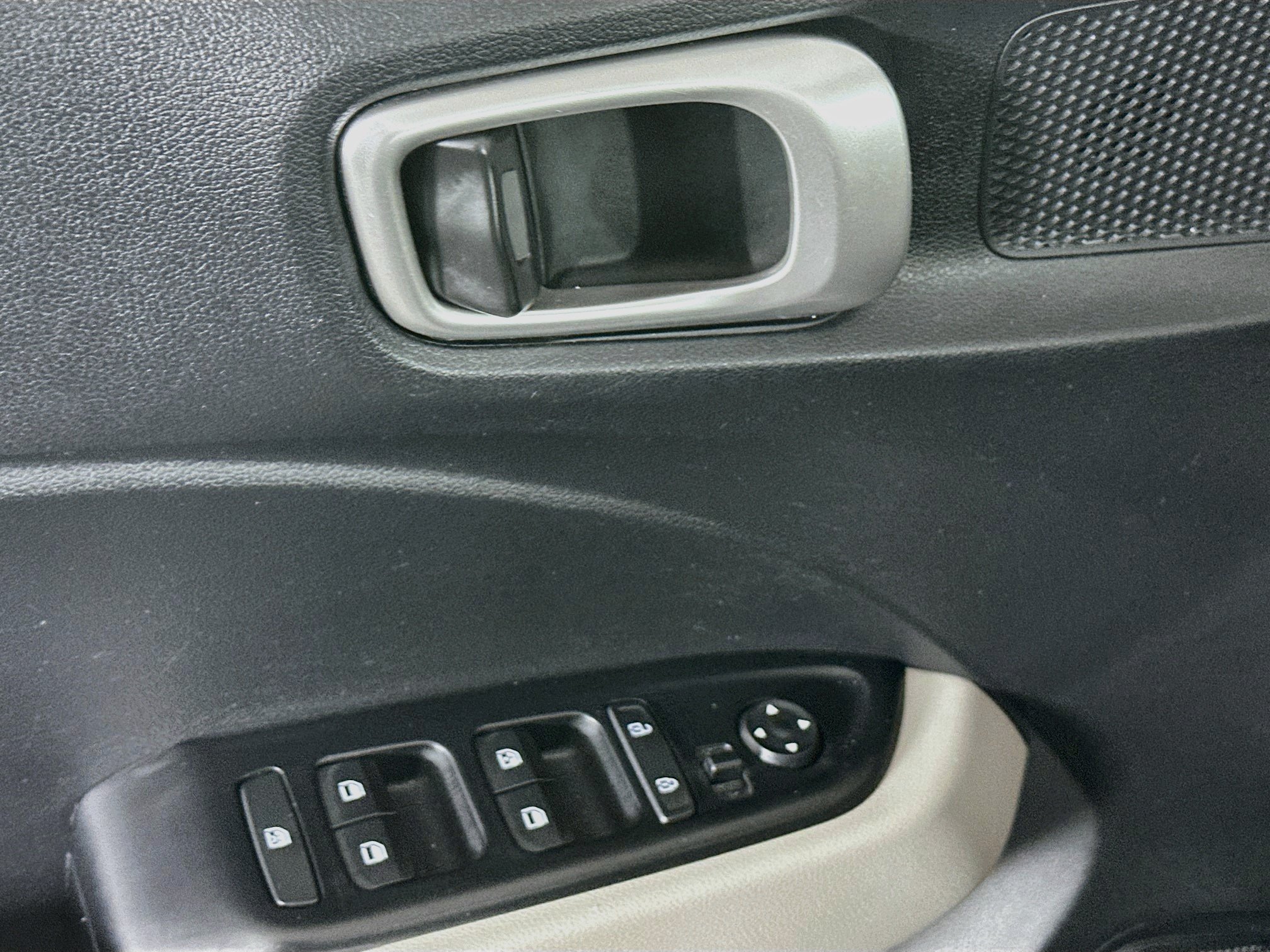 Used 2025 Hyundai Venue SEL FWD image 15
