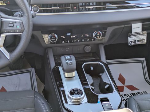 New 2026 Mitsubishi Outlander SE FWD image 17