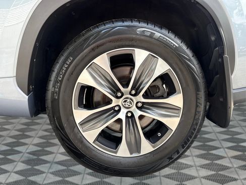 Used 2021 Toyota Highlander XLE AWD/4WD image 23